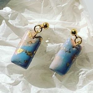 5/25💰NWT HANDMADE Blue Pink Gold Earrings Studs